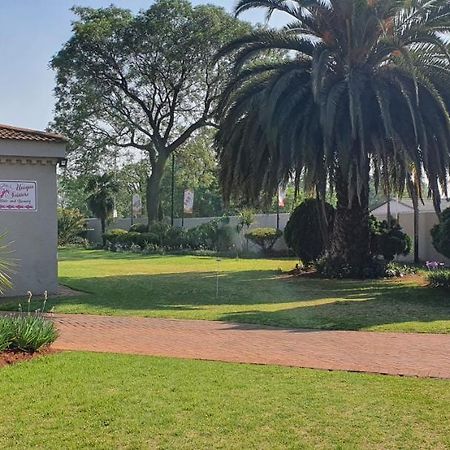 Life Tours & Accommodation Boksburg Eksteriør billede
