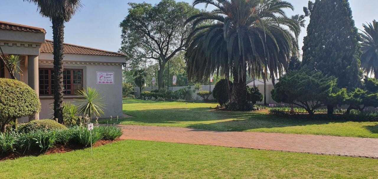 Life Tours & Accommodation Boksburg Eksteriør billede