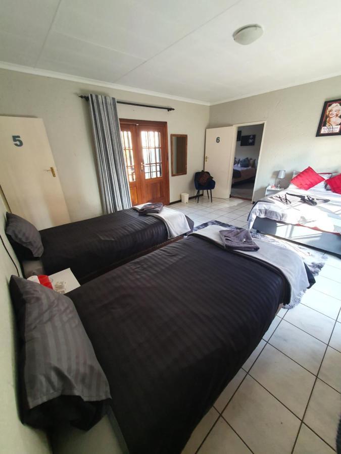 Life Tours & Accommodation Boksburg Eksteriør billede