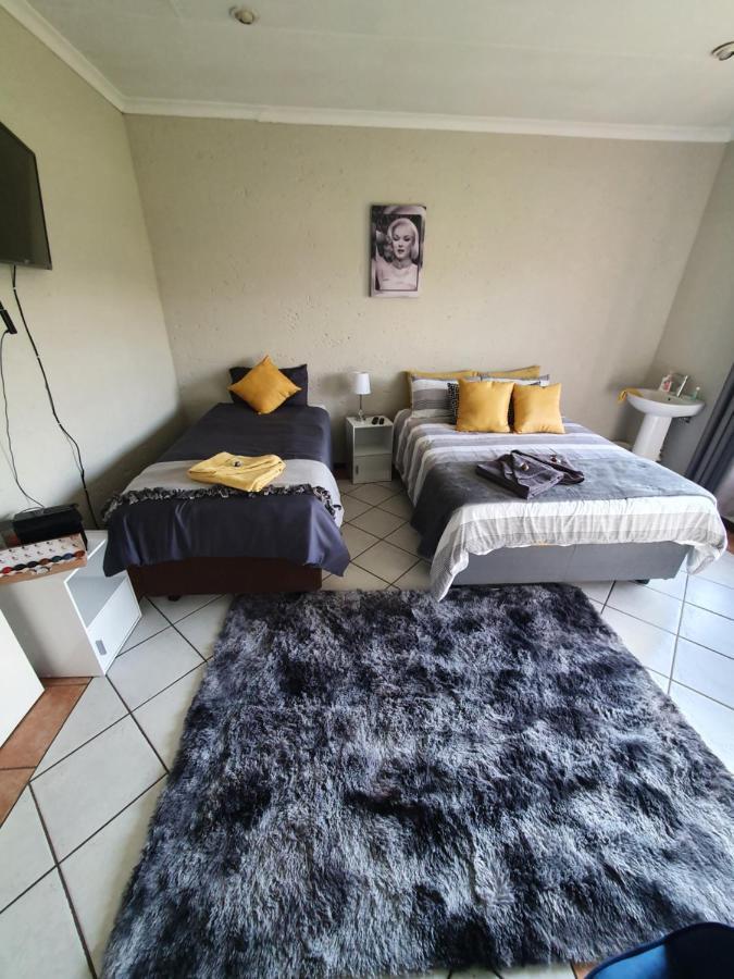 Life Tours & Accommodation Boksburg Eksteriør billede