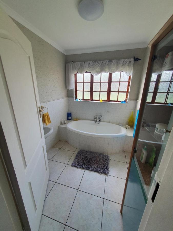 Life Tours & Accommodation Boksburg Eksteriør billede