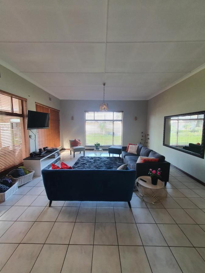 Life Tours & Accommodation Boksburg Eksteriør billede